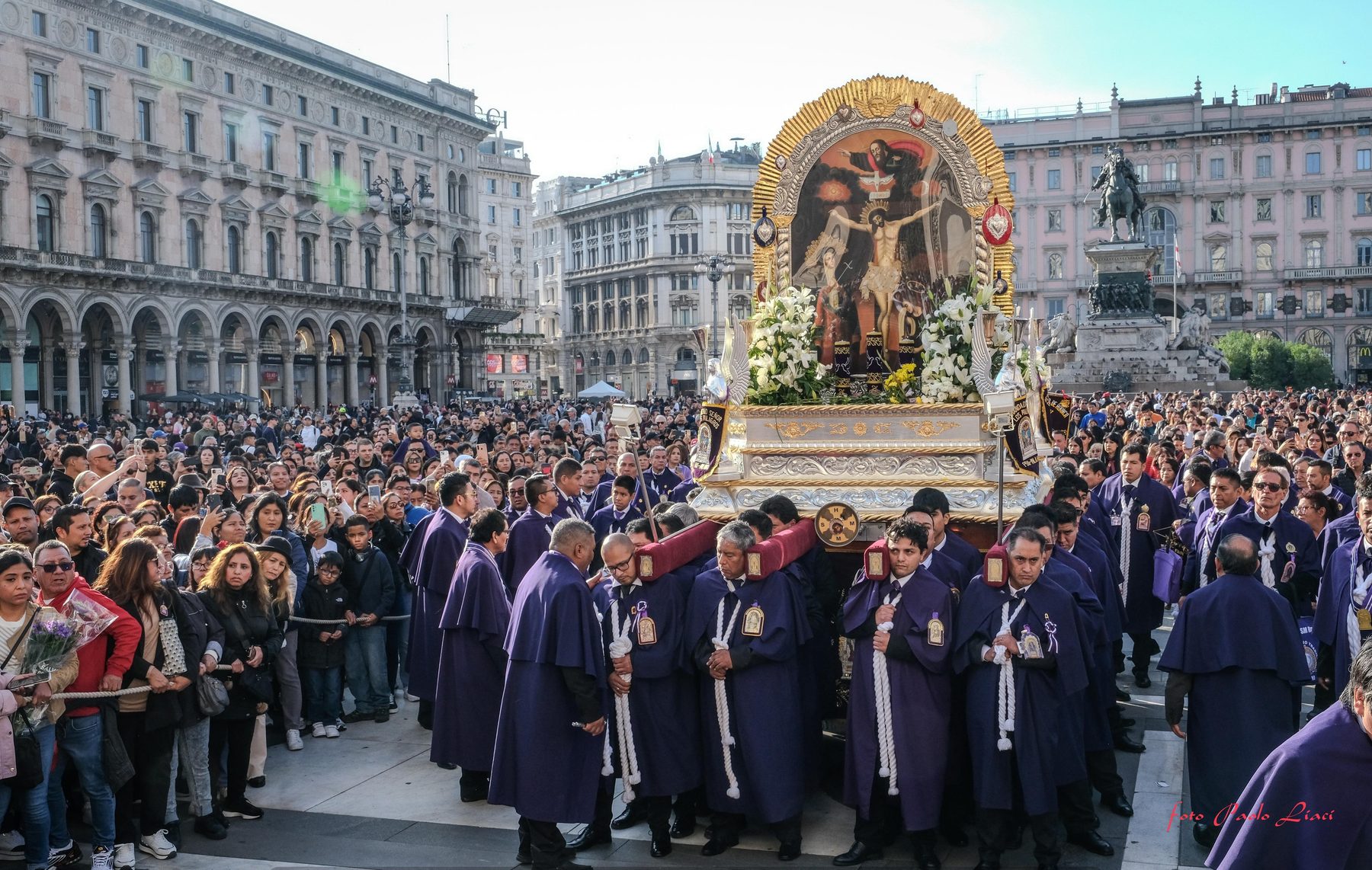 La processione attraversa il centro