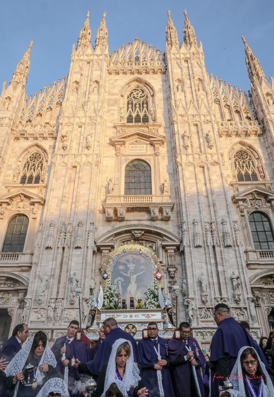 Sahumadoras in abito viola davanti alla facciata del Duomo di Milano