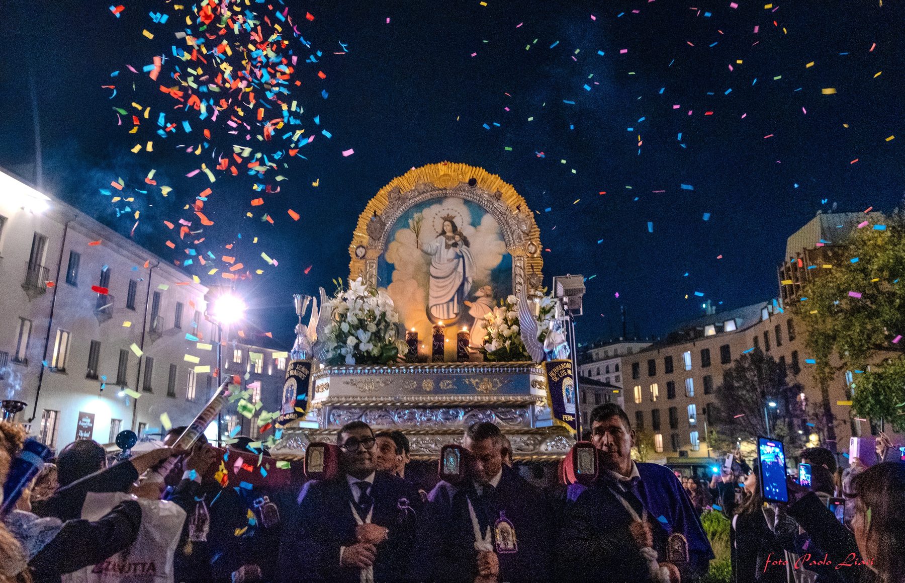 Coriandoli lanciati al passaggio dell'anda durante la processione serale