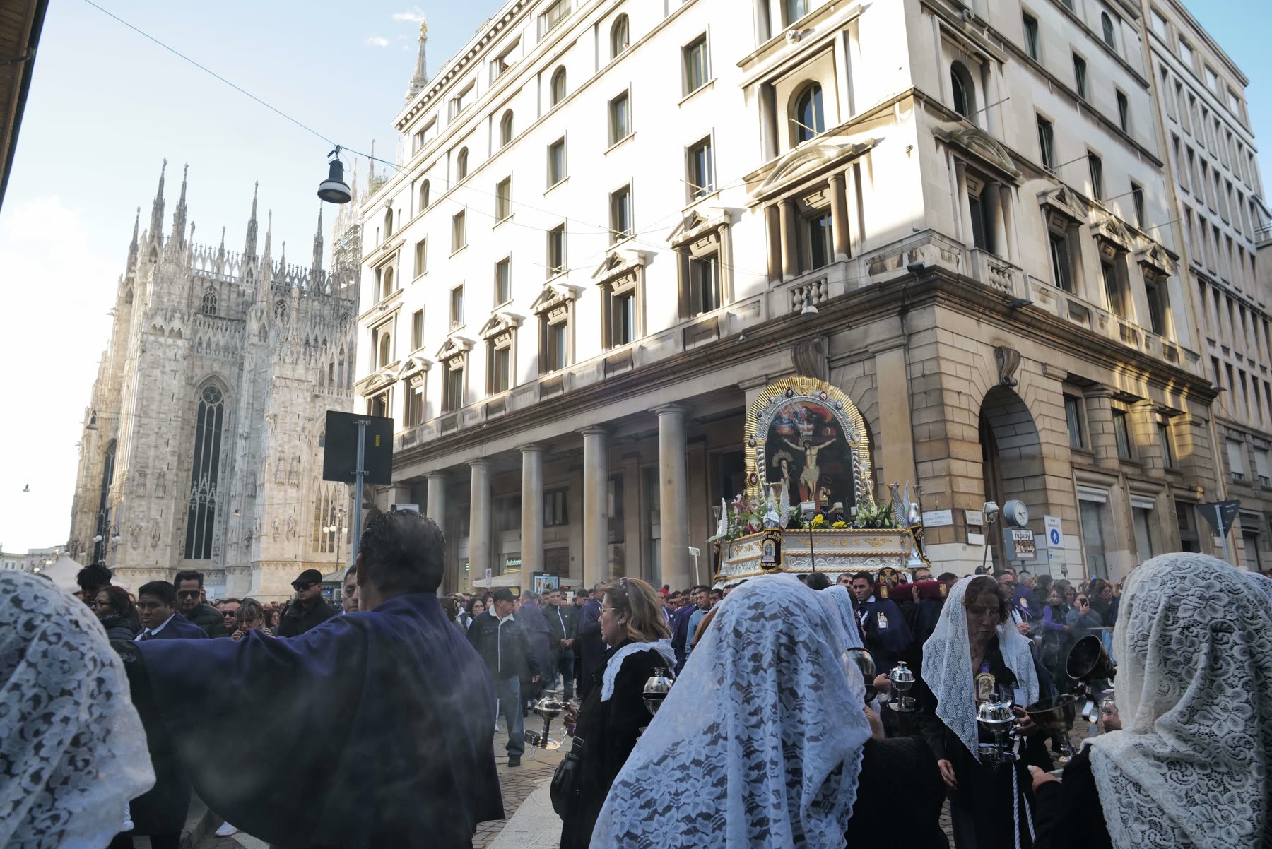 Il corteo passa davanti al Duomo