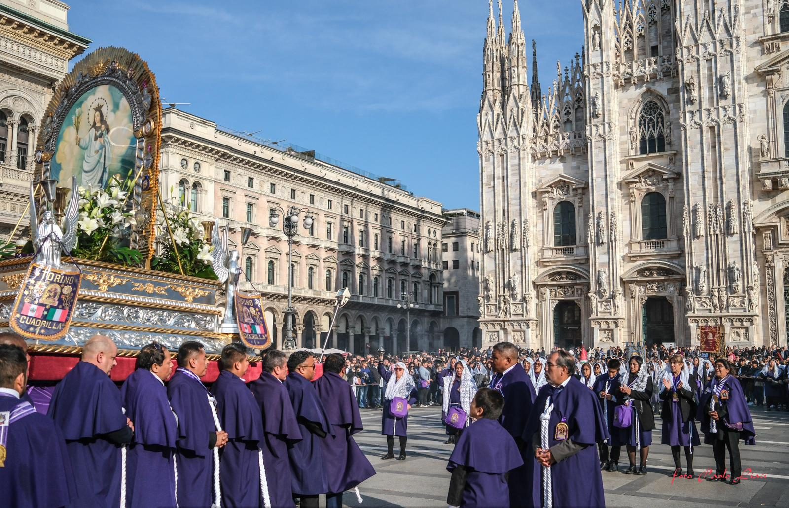Fedeli in abito viola in piazza Duomo