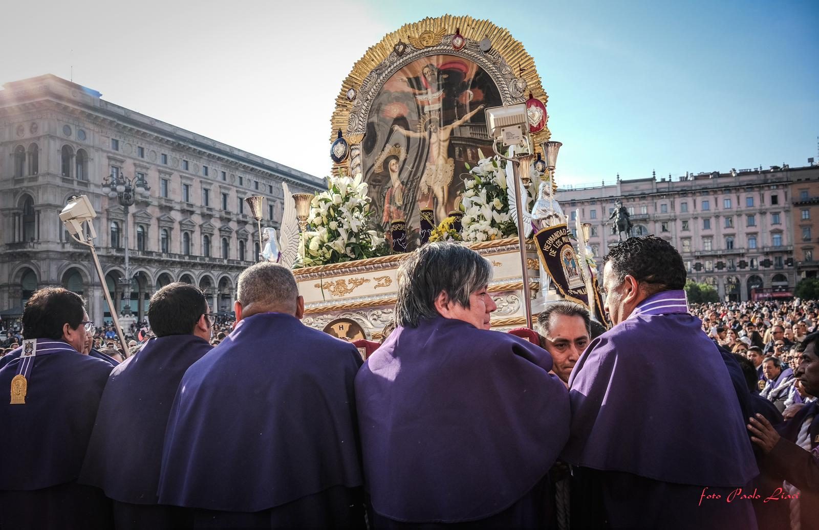 Cargadores in abito viola durante il cambio di cuadrilla