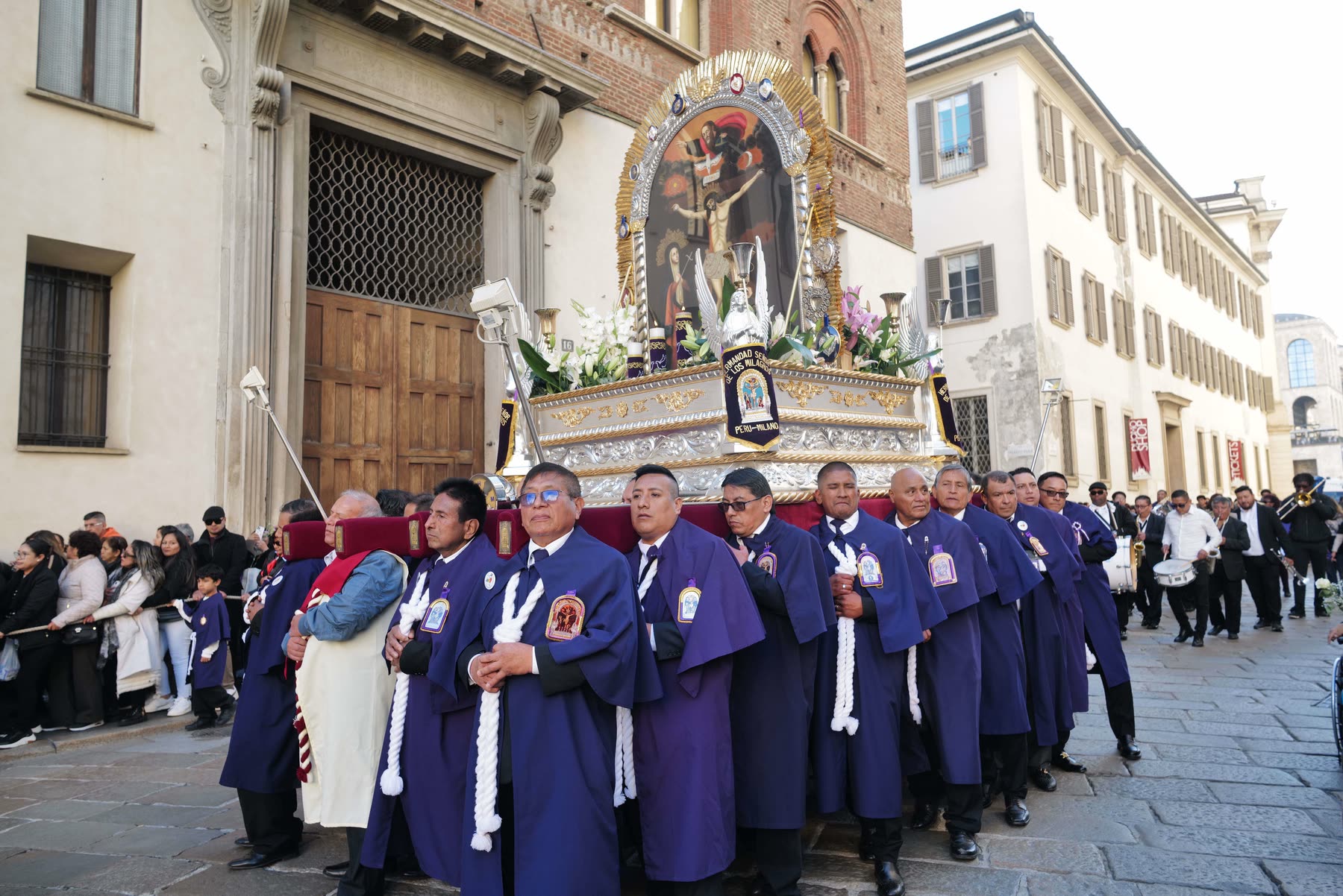 L'anda esce dalla chiesa
